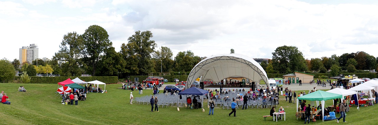Panorama der Bühne im Geraer Hofwiesenpark zum Fest Gera bunt 2012